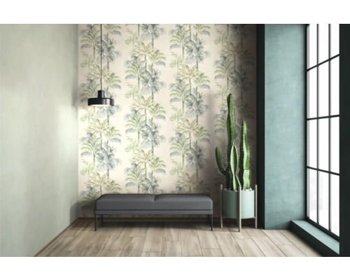Lichte kamer met patroonbehang, zitbank, kamerplant en hanglamp