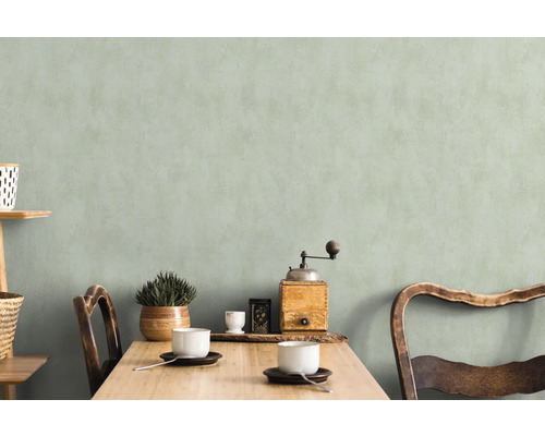 Lichte, vriendelijke eethoek met houten tafel, stoelen, servies en decoratie tegen een subtiele wand