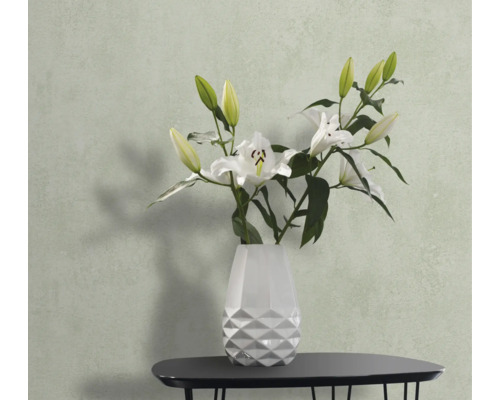 Stilleven met witte lelies in een witte vaas op een tafel