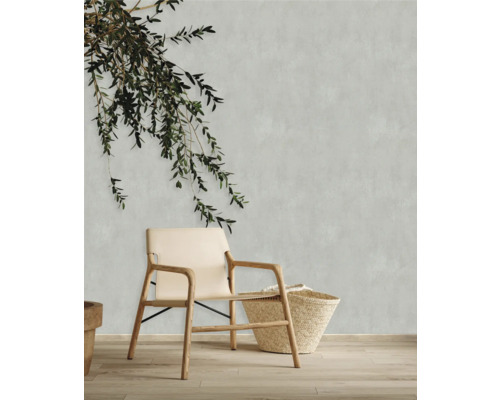 Decoratieve scène met stoel, mand en takken voor een wand