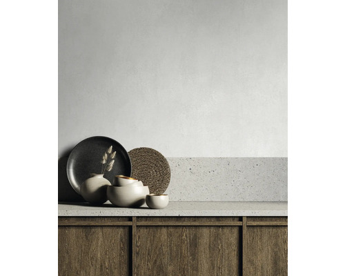 Decoratieve objecten op een houten en stenen aanrecht.