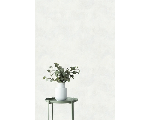 Eucalyptusbladeren in witte vaas op groene bijzettafel