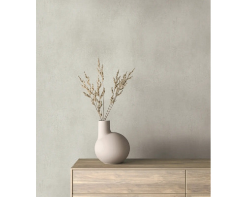 Decoratieve vaas met droogbloemen op een houten commode