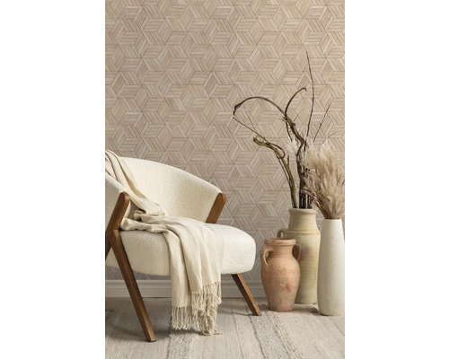 Decoratieve kamer met fauteuil, vazen en geometrisch behang