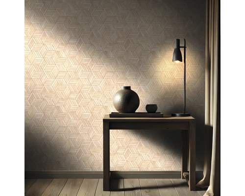 Kamer met geometrisch behang, tafel, lamp en decoratie