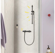 Douchearmatuur in moderne badkamer met handdoek