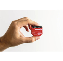 Een hand houdt een Shelly Gen3 Smart Home schakelaar vast.