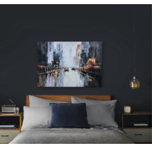 Slaapkamer met bed, nachtkastjes en een schilderij met stadsgezicht boven het bed.