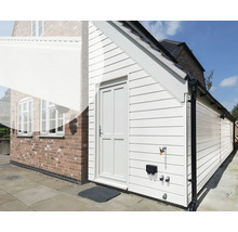 Buitenfoto van een gebouw met witte horizontale gevelbekleding