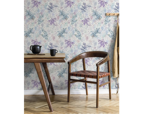 Lichte kamer met tafel, stoel en bloemenbehang