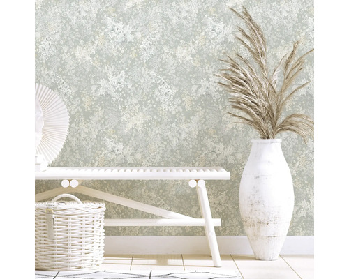 Decoratieve kamer met bloemenbehang, bank, mand en vaas met siergras.