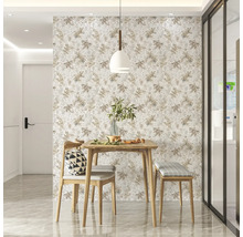 Lichte eethoek met houten tafel, stoel en bank voor een behang met patroon.