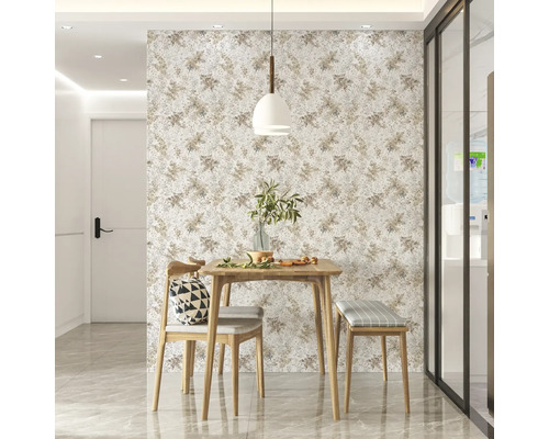 Lichte eethoek met houten tafel, stoel en bank voor een behang met patroon.