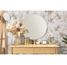 Decoratieve kaptafel met ronde spiegel, boeket en make-up accessoires