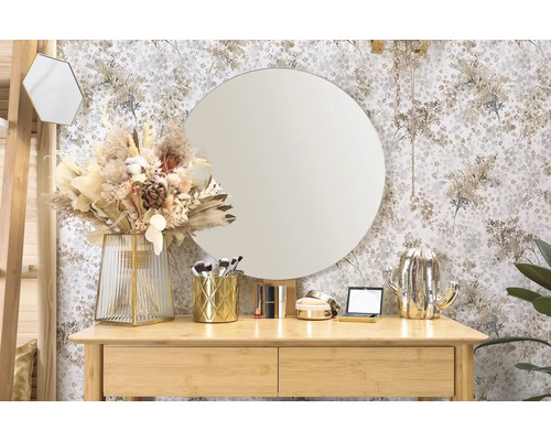 Decoratieve kaptafel met ronde spiegel, boeket en make-up accessoires