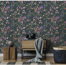 Kamerontwerp met bloemenbehang, ladekast, decoratie en tapijt