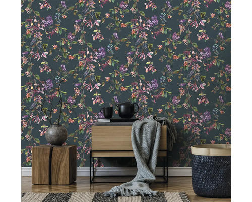 Kamerontwerp met bloemenbehang, ladekast, decoratie en tapijt