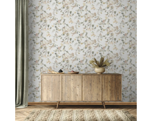 Scene met een houten dressoir tegen een florale achtergrond en een vloerkleed.