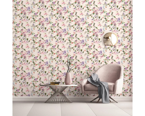 Decoratieve woonkamer met bloemenbehang, fauteuil en bijzettafel.