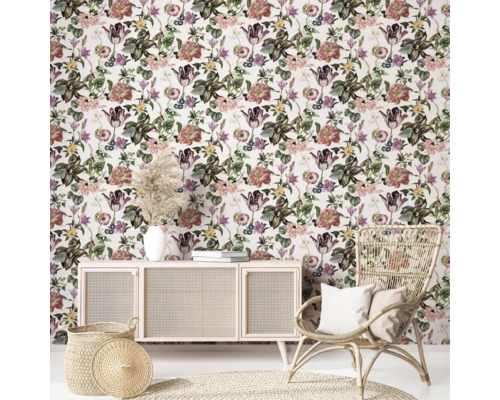 Gedecoreerde kamer met bloemenbehang, dressoir, rotan stoel en manden