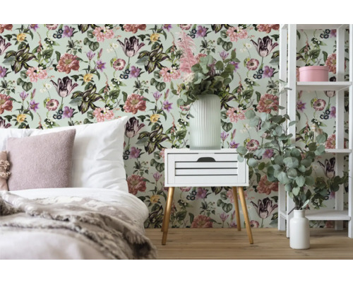 Slaapkamer met bloemenbehang, nachtkastje en rek