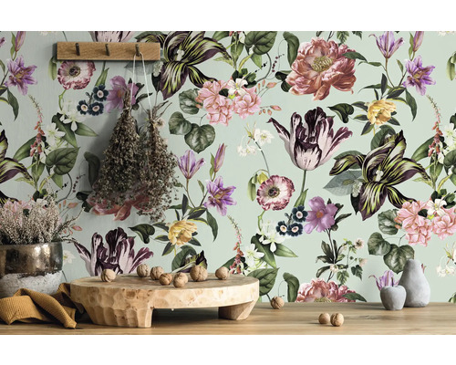 Decoratief behang met bloemmotief in een lichte ruimte