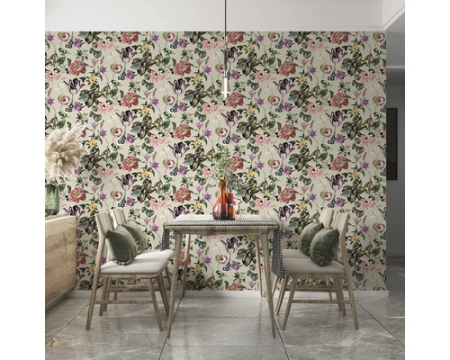 Decoratieve eetkamer met bloemenbehang, houten tafel en stoelen.