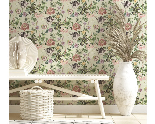 Scene met bloemenbehang, bank, mand en vaas met siergras