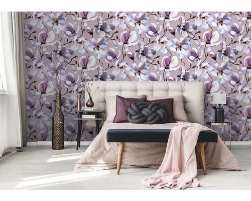Slaapkamer met magnolia bloemen behang, bed en nachtkastjes.