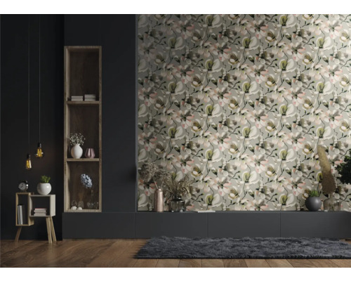 Woonkamer met bloemenbehang en houten vloer
