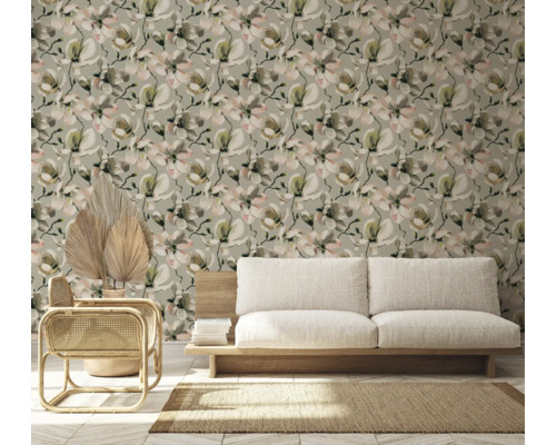 Woonkamer met bloemenbehang, bank en rotan stoel