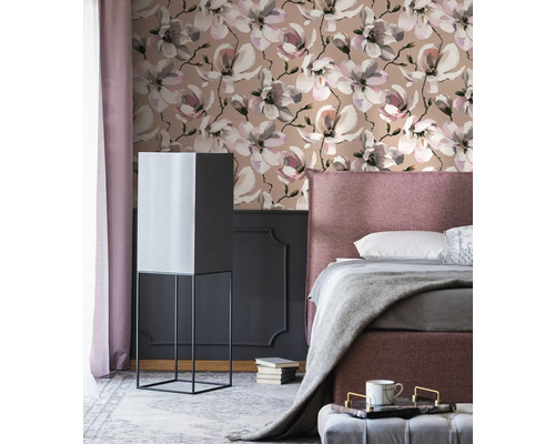 Slaapkamer met bloemenbehang, bed en staande lamp