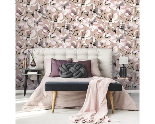 Slaapkamer met magnolia patroonbehang, bed en bijzettafels.