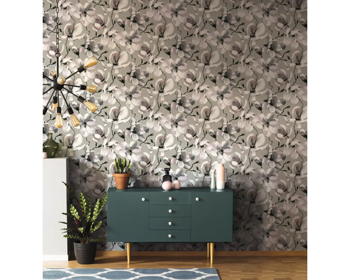 Woonkamer met bloemenbehang, dressoir en kamerplanten voor een stijlvolle inrichting
