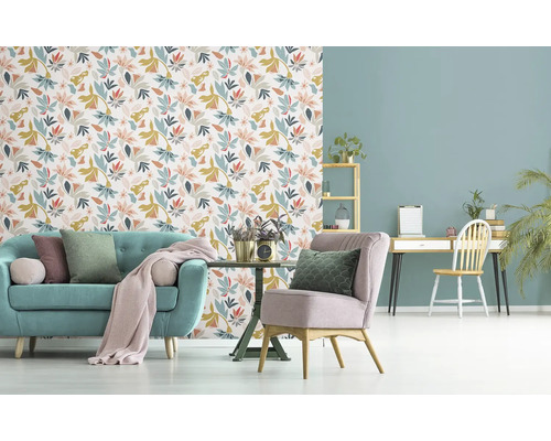 Woonkamer met bank, fauteuil, bureau en bloemenbehang