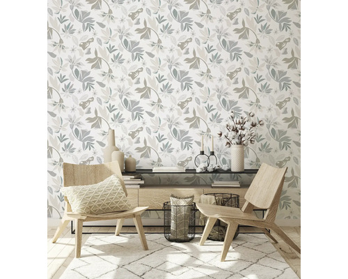 Woonkamer met bloemenbehang, houten stoelen en decoraties