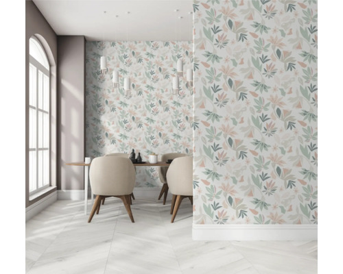 Eetkamer met behang met bloemmotieven, eettafel en stoelen.