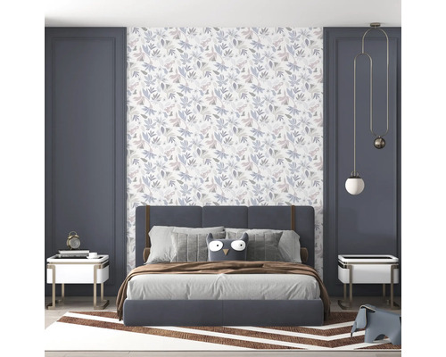 Slaapkamer met bed, nachtkastjes, behang met bladerpatroon en decoratieve elementen