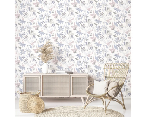 Woonkamer met bloemenbehang, dressoir, rotan stoel en rond tapijt