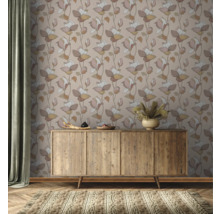Kamerweergave met bloemenbehang, houten dressoir en tapijt