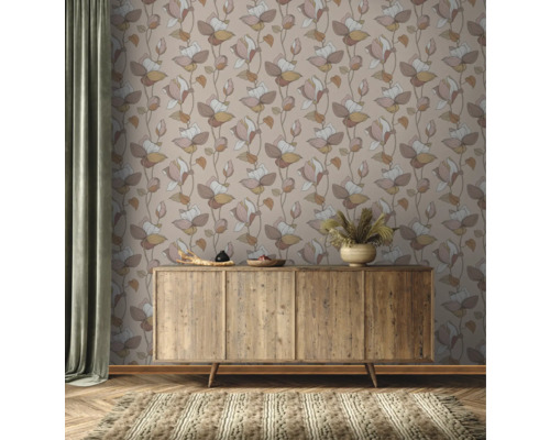 Kamerweergave met bloemenbehang, houten dressoir en tapijt