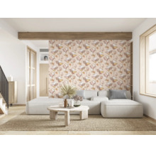 Woonkamer met zithoek, salontafel en bloemenbehang