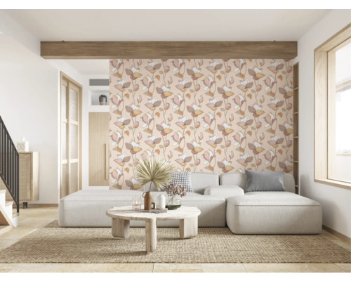 Woonkamer met zithoek, salontafel en bloemenbehang