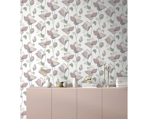 Decoratieve woonkamer met bloemenbehang en roze dressoir