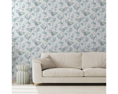 Woonkamer met patroonbehang, bank en bijzettafel