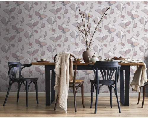 Eetkamer met bloemenbehang, houten tafel en stoelen.