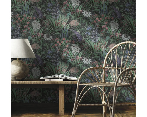 Decoratieve kamerinrichting met bloemenbehang, lamp, boek en stoel