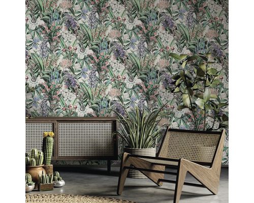 Decoratieve woonkamerscène met botanisch behang, kast, stoel en kamerplanten