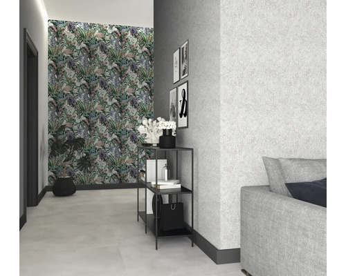 Hal met botanisch behang, zwart rek en grijze bank