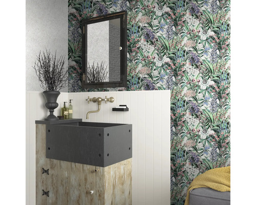 Badkamer met wastafel, spiegel en bloemenbehang